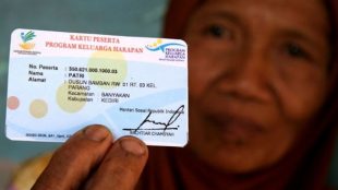 Warga memperlihatkan kartu penerima bantuan PKH (dok. jowonews.com)