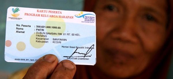 Warga memperlihatkan kartu penerima bantuan PKH (dok. jowonews.com)