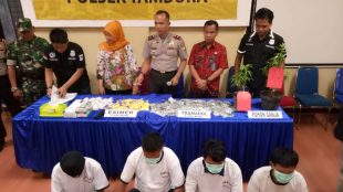 Kapolsek Tambora Kompol Syafii memimpin konferensi pers terkait penangkapan pengedar obat-obatan ilegal, Jumat 22/9 (dok. KM)