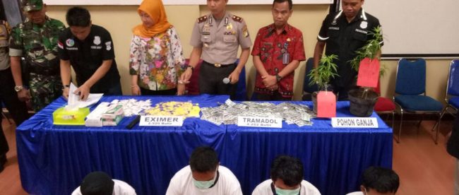 Kapolsek Tambora Kompol Syafii memimpin konferensi pers terkait penangkapan pengedar obat-obatan ilegal, Jumat 22/9 (dok. KM)