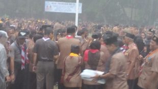 Walikota bersama Wakil Walikota Depok di tengah hujan deras turut menemani Anggota Pramuka di Balaikota Depok, Rabu 6/9 (dok. KM)