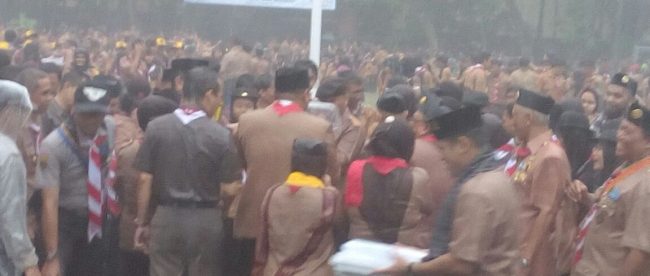 Walikota bersama Wakil Walikota Depok di tengah hujan deras turut menemani Anggota Pramuka di Balaikota Depok, Rabu 6/9 (dok. KM)