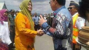 Bupati Bima Indah Dhamayanti Putri berjabat tangan dengan Presdir Sriwijaya Air di Bima, 9/9 (dok. KM)