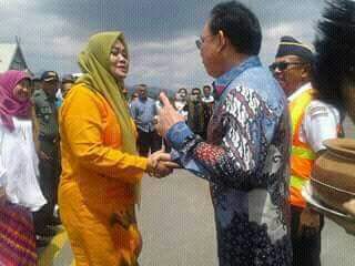 Bupati Bima Indah Dhamayanti Putri berjabat tangan dengan Presdir Sriwijaya Air di Bima, 9/9 (dok. KM)