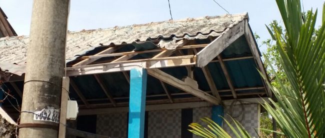 Atap rumah warga yang diterpa angin puting beliung di Tajurhalang, Minggu 10/9 sore (dok. KM)
