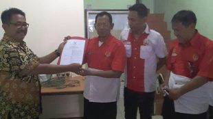 Penyerahan surat keputusan (SK) dari Sekjen DPP PWRI Zulfikar Taher kepada ketua DPC PWRI Kab. Bogor H.M.Syarif (dok.KM)