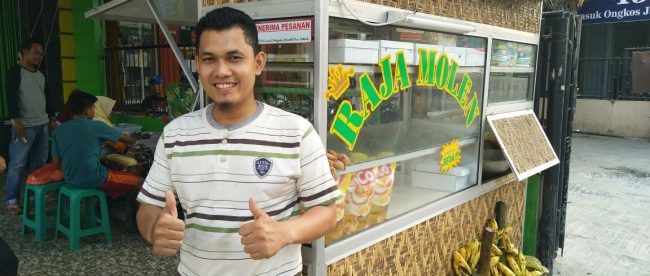 Arfah di depan outlet Raja Molennya