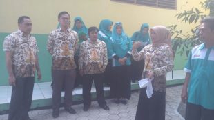 Kepsek SDN Mekarjaya 21 saat memberikan penjelasan pada tim lomba Kota Sehat dari Balaikota Depok dan Lurah Mekarjaya, Kamis 15/9 (dok. KM)