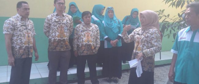 Kepsek SDN Mekarjaya 21 saat memberikan penjelasan pada tim lomba Kota Sehat dari Balaikota Depok dan Lurah Mekarjaya, Kamis 15/9 (dok. KM)