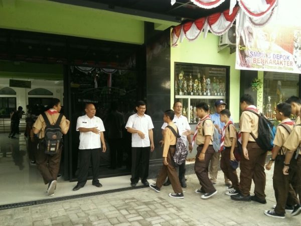 Menyambut siswa masuk sekolah, salah satu upaya pendidikan karakter di SMPN 5 Depok (dok. KM)