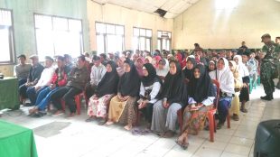 Kegiatan sosialisasi tentang pemberian bantuan 72 RTLH di Lapangan SD Negeri Bojonggenteng, Kecamatan Bojonggenteng, Kabupaten Sukabumi, Selasa 19/9/2017 (dok. KM)