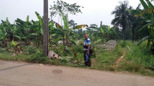 Warga memperlihatkan lokasi tanah di Desa Babakan, Kecamatan Ciseeng yang diduga telah "diserobot" (dok. KM)