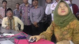 Walikota Depok M. Idris saat melakukan pemantauan melalui CCTV di kantor Dishub Depok Jumat 9/9 (dok. KM)