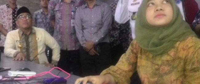 Walikota Depok M. Idris saat melakukan pemantauan melalui CCTV di kantor Dishub Depok Jumat 9/9 (dok. KM)