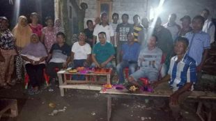 Aktivis E. Rambe bersama warga Dusun Cinta Dapat (dok. kM)