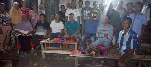 Aktivis E. Rambe bersama warga Dusun Cinta Dapat (dok. kM)