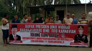 Warga Dusun Cinta Dapat berunjuk rasa meminta tolong kepada Presiden dan Kapolri untuk membantu mengatasi masalah sengketa lahan (dok. KM)