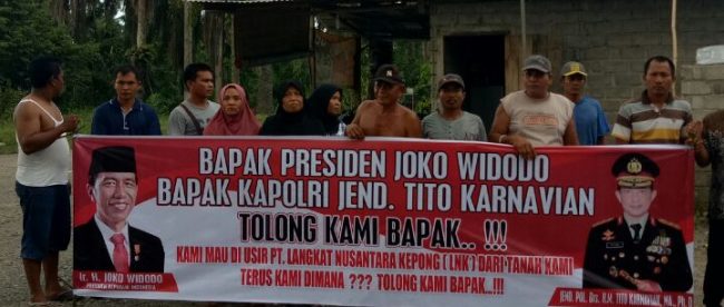 Warga Dusun Cinta Dapat berunjuk rasa meminta tolong kepada Presiden dan Kapolri untuk membantu mengatasi masalah sengketa lahan (dok. KM)
