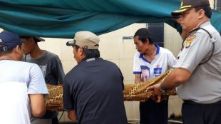 Polisi dan warga mengantarkan jenazah alm. Nasikin (60) yang ditemukan warga meninggal dunia saat posisi bersujud pada Senin 25/9 dinihari (dok. KM)