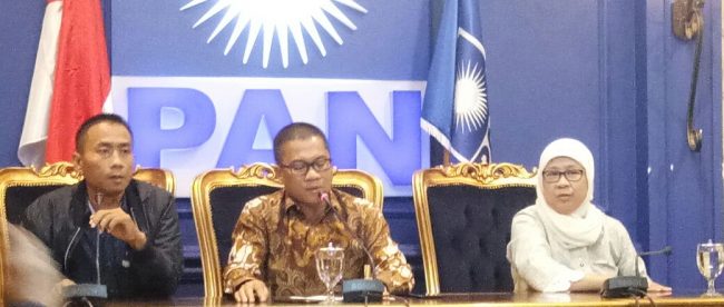 Sekretaris PAN, Yandri (tengah) saat konferensi pers, Selasa 19/9 (dok. KM)