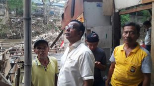 Kepala Suku Dinas Sosial Jakarta Selatan, Mursidin saat melihat kondisi pasca longsor di Manggarai, Jakarta Selatan, Minggu 1/10 (dok. KM)