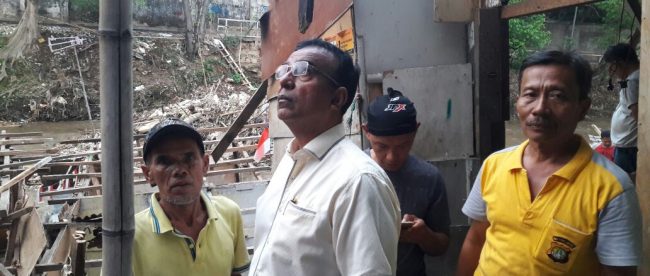 Kepala Suku Dinas Sosial Jakarta Selatan, Mursidin saat melihat kondisi pasca longsor di Manggarai, Jakarta Selatan, Minggu 1/10 (dok. KM)