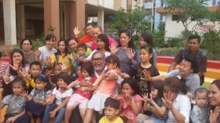 Ketua Komnas Anak Arist Merdeka Sirait bersama anak-anak dan orangtuanya saat mengunjungi Rusunawa Pulogebang, Jumat 29/9