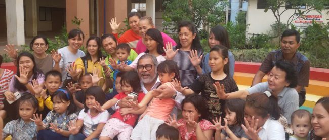 Ketua Komnas Anak Arist Merdeka Sirait bersama anak-anak dan orangtuanya saat mengunjungi Rusunawa Pulogebang, Jumat 29/9