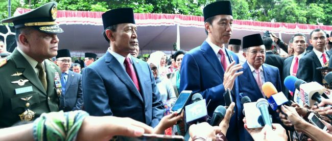 Presiden Joko Widodo memberikan keterangan pers usai upacara Hari Kesaktian Pamcasila di Lubang Buaya, Jaktim 1/10