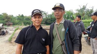 Kades Sukaresmi memantau pembangunan jembatan di wilayahnya yang sedang dikerjakan, Sabtu 7/10 (dok. KM)