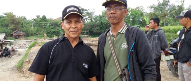 Kades Sukaresmi memantau pembangunan jembatan di wilayahnya yang sedang dikerjakan, Sabtu 7/10 (dok. KM)