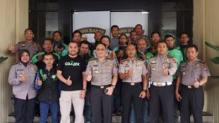 Kapolresta Bogor Kota Kombes Ulung Sampurna Jaya bersama jajarannya dan aktivis angkutan online di Kota Bogor, Selasa 17/10 (dok. KM)