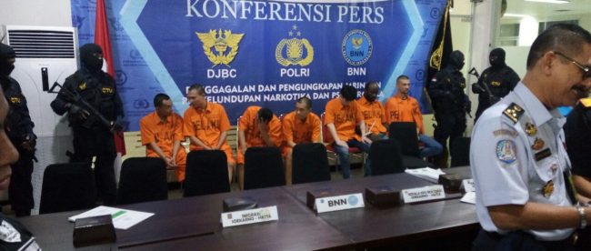Konferensi pers terkait penggagalan upaya penyelundupan narkoba dan penangkapan 7 pelaku penyelundup narkoba di Bandara Soekarno-Hatta, Selasa 17/10 (dok. kM)