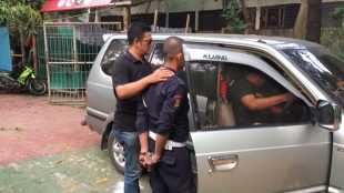 Polisi mengamankan seorang petugas security di Eco Park Taman Impian Jaya Ancol, Sabtu 21/10 (dok. KM)