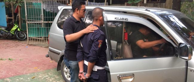 Polisi mengamankan seorang petugas security di Eco Park Taman Impian Jaya Ancol, Sabtu 21/10 (dok. KM)