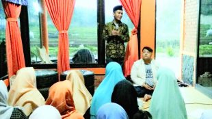 Aktivis pemuda Bogor Rahmatullah memberi sambutan pada acara pengkaderan LDK Ar-Rasyiid INAIS, Sabtu 7/10 (dok. kM)