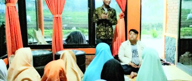 Aktivis pemuda Bogor Rahmatullah memberi sambutan pada acara pengkaderan LDK Ar-Rasyiid INAIS, Sabtu 7/10 (dok. kM)