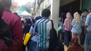 Antrian calon peserta BPJS Ketenagakerjaan di Depok saat pengambilan formulir (dok. KM)