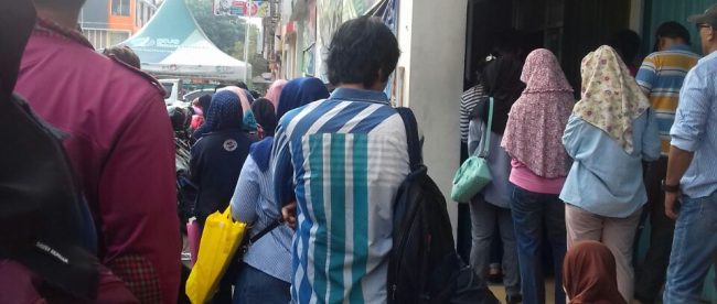 Antrian calon peserta BPJS Ketenagakerjaan di Depok saat pengambilan formulir (dok. KM)