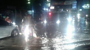 Banjir genangi jalan Trans Yogi Cileungsi-Jonggol (dok. KM)