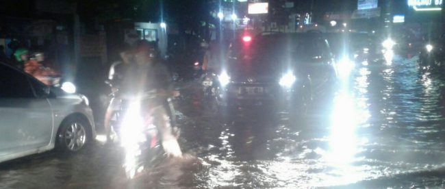 Banjir genangi jalan Trans Yogi Cileungsi-Jonggol (dok. KM)