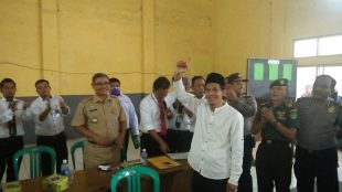 Calon Kades Benda, Cicurug, Sukabumi saat pengundian nomor urut Pilkades, Senin 9/10 (dok. KM)