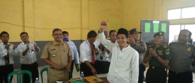 Calon Kades Benda, Cicurug, Sukabumi saat pengundian nomor urut Pilkades, Senin 9/10 (dok. KM)