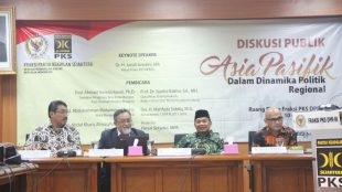 Ketua Fraksi PKS dan Dirjen Asia Pasifik Kemenlu dan Pakar Politik Regiona Malaysia, Prof. Ahmad Tarmizi Ramli dan Prof. Syaiful Bakhri (dok. KM)