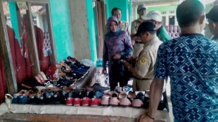 Ketua Dekranasda Kabupaten Bogor Elly Halimah Yasin saat mengunjungi UMKM sandal dan sepatu di Tamansari (dok. KM)