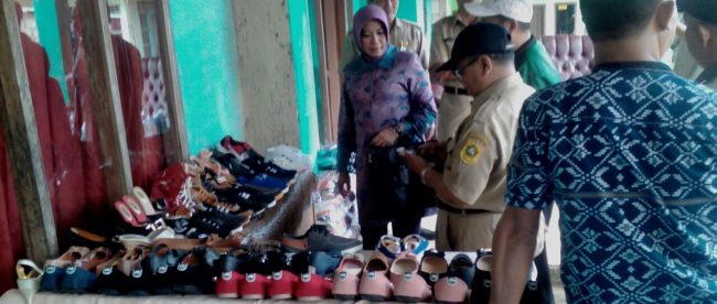 Ketua Dekranasda Kabupaten Bogor Elly Halimah Yasin saat mengunjungi UMKM sandal dan sepatu di Tamansari (dok. KM)