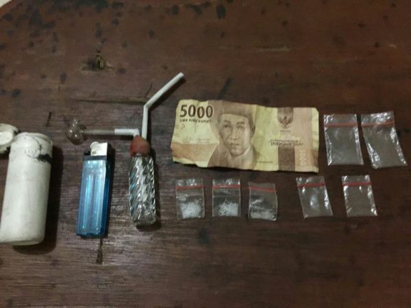 Barang bukti yang diamankan dari M, pengedar narkoba di Eco Park TIJA, Jakarta (dok. KM)