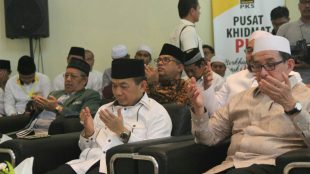 Ketua Fraksi PKS di DPR-Ri Jazuli Juwaini (tengah)