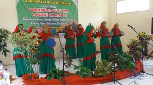 Salah satu kelompok qosidah ibu-ibu yang tampil pada Jambore Majlis Taklim Wilayah III Kabupaten Bogor, Senin 2/10 (dok. KM)