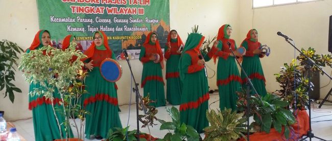 Salah satu kelompok qosidah ibu-ibu yang tampil pada Jambore Majlis Taklim Wilayah III Kabupaten Bogor, Senin 2/10 (dok. KM)